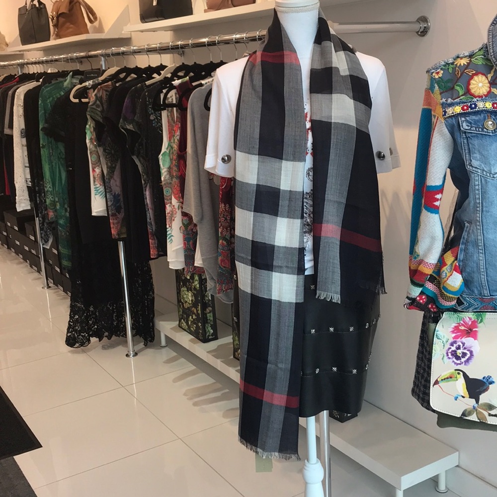 Brand New!! Burberry Lightweight Check Scarf